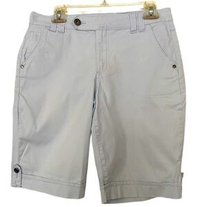 Gloria Vanderbilt Bermuda Shorts Light Blue Pin Stripe Flat Front Size 6